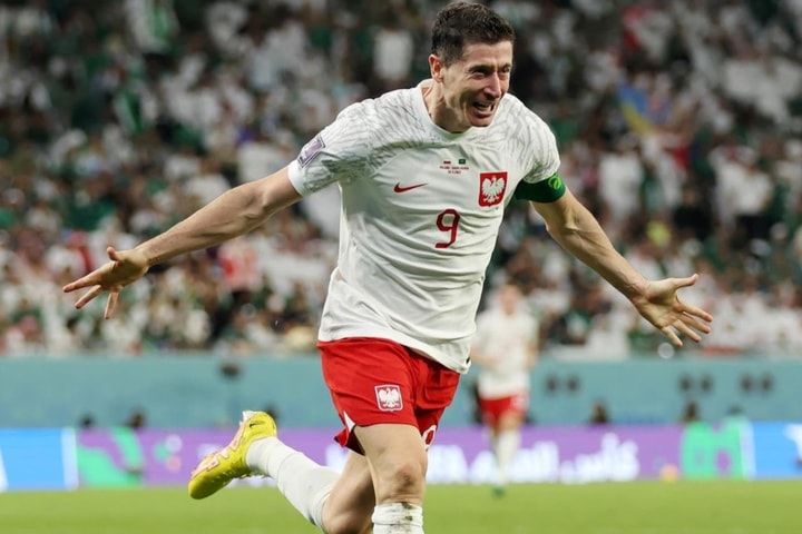 Lewandowski ghi bàn, Ba Lan hạ Saudi Arabia 2-0