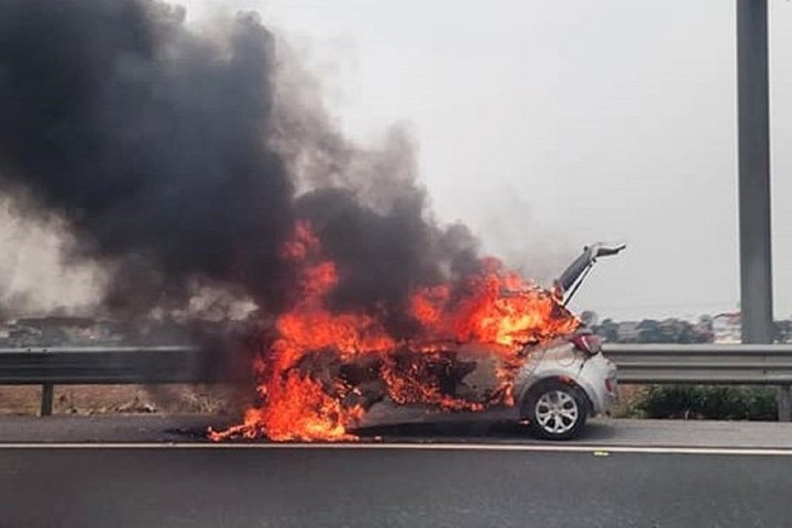 Ô tô bốc cháy trên cao tốc Pháp Vân – Cầu Giẽ