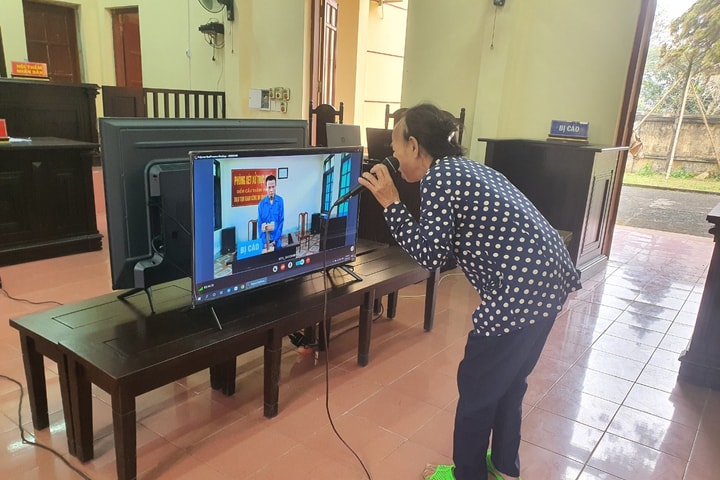 Nặng trĩu tình mẹ giữa chốn pháp đình