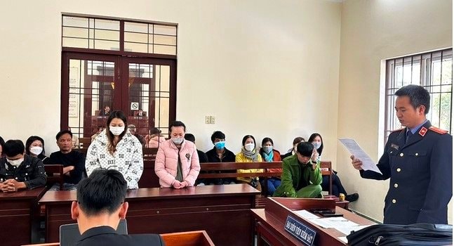 Hai bảo mẫu hành hạ trẻ em lĩnh án