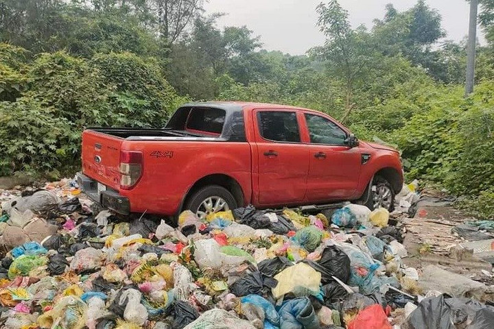 Mang ô tô đi rửa, hôm sau thấy xe nằm ở bãi rác