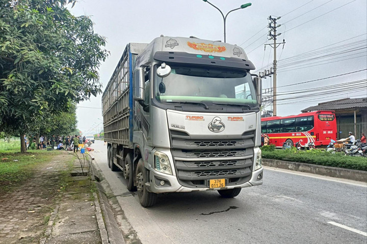Va chạm xe tải khiến 2 người thương vong
