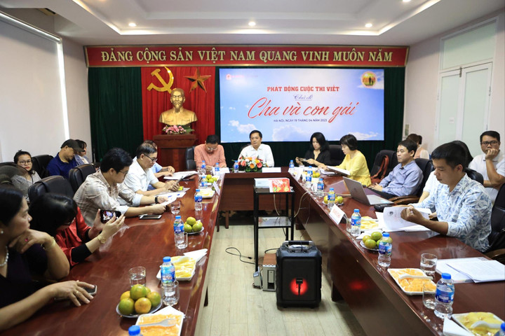 Tạp chí Gia đình Việt Nam phát động cuộc thi viết “Cha và Con gái”