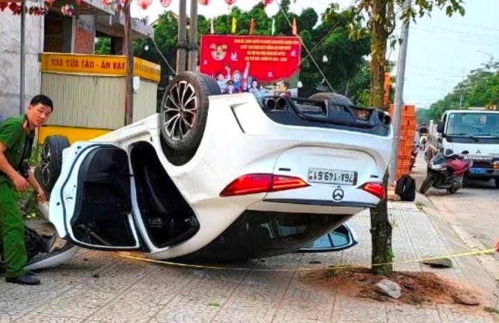 Tài xế điều khiển xe ô tô lật ngửa trên vỉa hè dương tính với ma túy