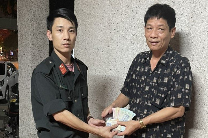Cảnh sát cơ động nhặt được ví trả lại cho người bị mất
