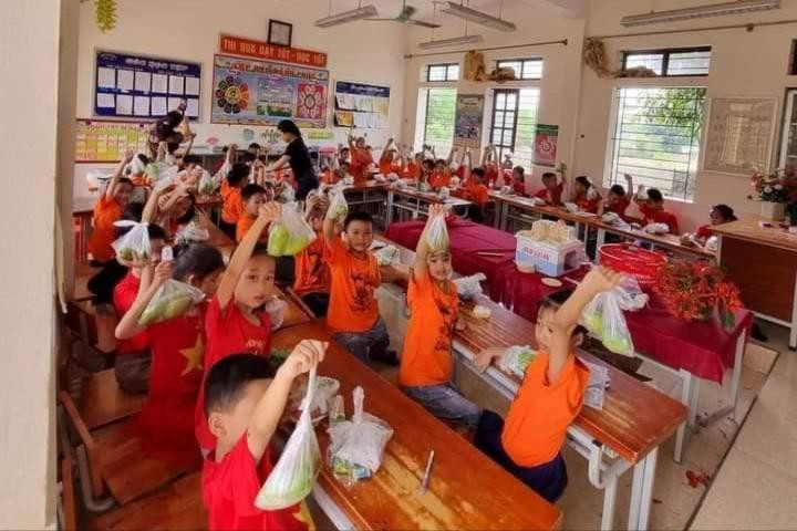 Hái xoài trong sân trường “tặng” học sinh lúc nghỉ hè