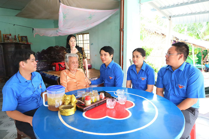 Bí thư Thường trực Trung ương Đoàn thăm hỏi Mẹ Việt Nam Anh hùng
