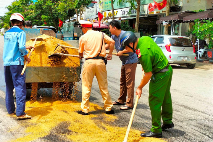 Lực lượng CSGT dọn vết dầu loang cho người dân lưu thông an toàn