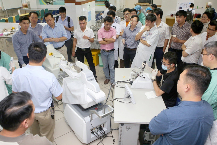 Hội thảo kỹ thuật phẫu thuật ống soi mềm từ xa bằng Robot