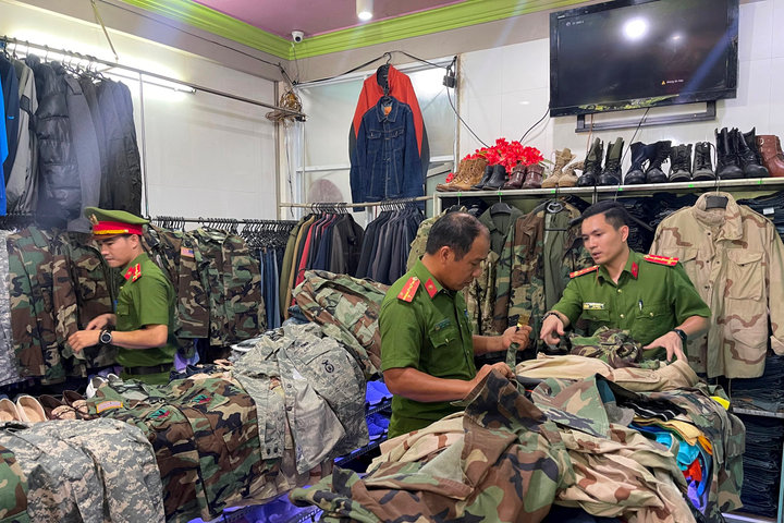 Thu giữ nhiều loại quân phục nước ngoài nhập lậu