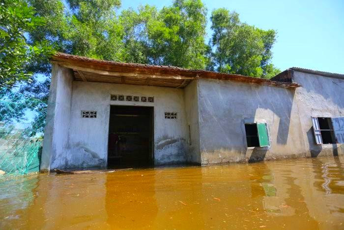 Kênh dẫn nước gặp sự cố khiến nhiều hộ dân bị ngập