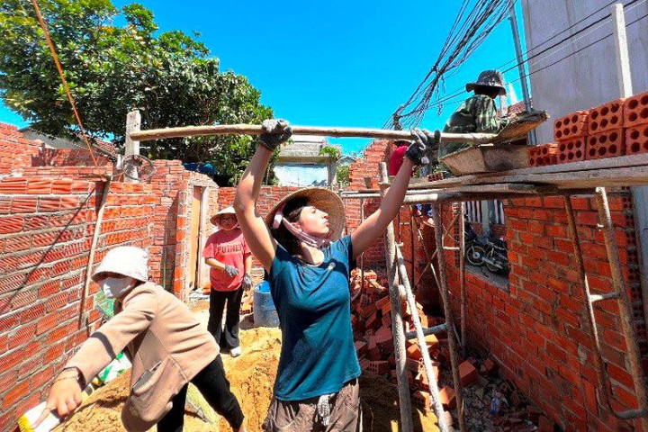 Học sinh, sinh viên tình nguyện Mỹ góp sức xây nhà cho người dân Quảng Ngãi