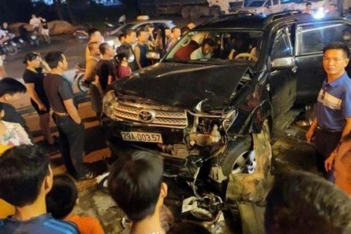 Ô tô đâm trực diện xe máy, 3 người thương nặng