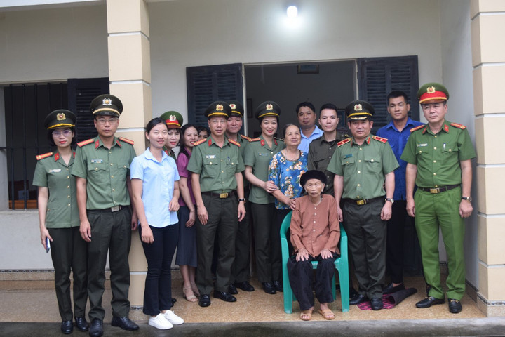 Thiếu tướng Đinh Văn Nơi thăm, tặng quà gia đình thương binh liệt sĩ