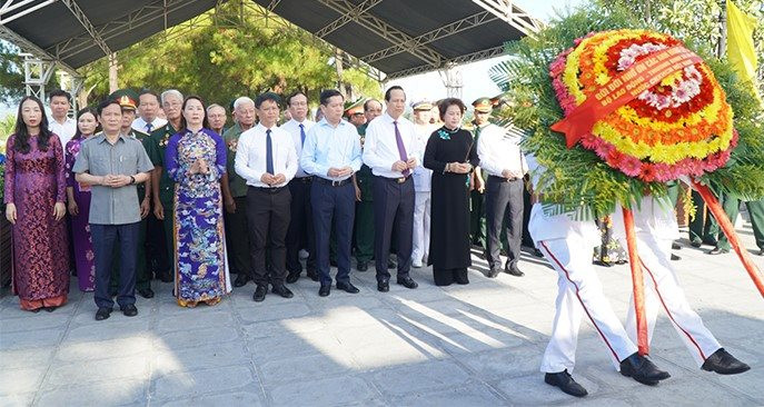Đoàn đại biểu người có công tiêu biểu toàn quốc dâng hương tại Nghĩa trang liệt sỹ thành phố Huế