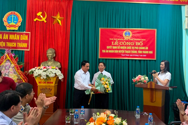 Trao Quyết định bổ nhiệm chức vụ Phó Chánh án TAND huyện Thạch Thành
