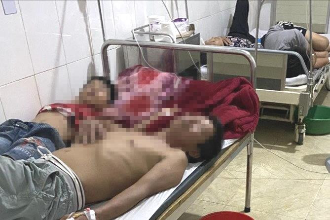 Nghi ngộ độc tiết canh bê, 9 người nhập viện