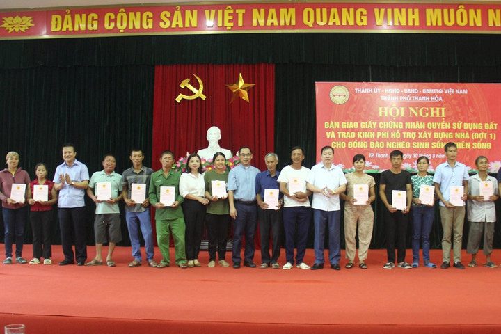 Cấp đất cho đồng bào nghèo sinh sống trên sông