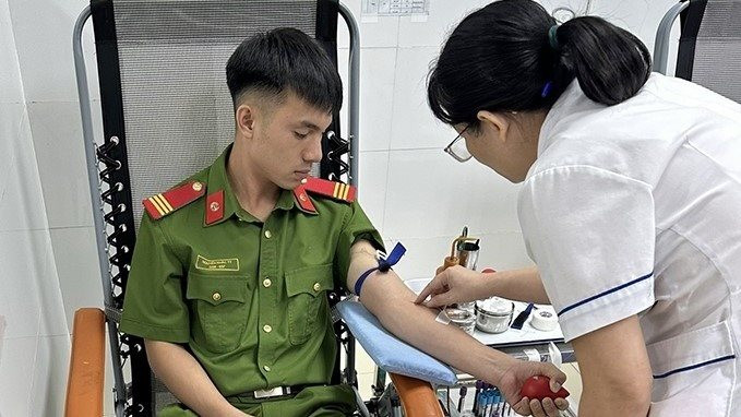 Cảnh sát PCCC và CNCH hiến máu cứu người