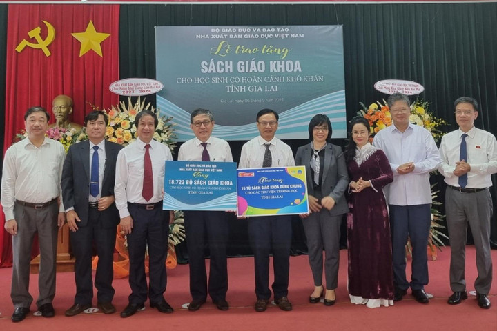 Nhà xuất bản Giáo dục Việt Nam tặng gần 19 nghìn bộ sách giáo khoa cho học sinh nghèo, khó khăn ở Gia Lai