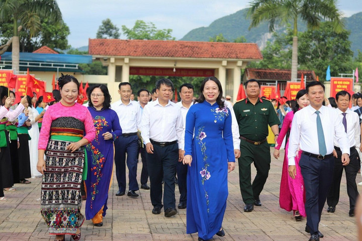 Phó Chủ tịch nước Võ Thị Ánh Xuân thăm, động viên cô giáo không tay ở Thanh Hóa