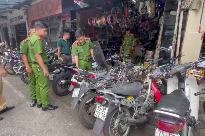 Phát hiện cơ sở chế độ xe mô tô và nhiều phụ tùng không rõ nguồn gốc