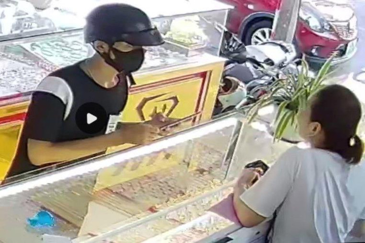 Bắt đối tượng cướp tiệm vàng