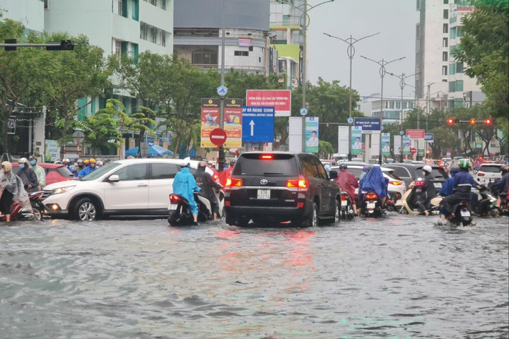 Mưa lớn, nhiều tuyến phố của Đà Nẵng thành sông