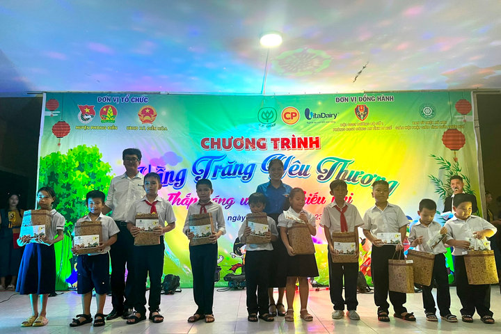 Phòng CSGT và huyện đoàn Phong Điền (TT-Huế) tặng quà cho thiếu nhi có hoàn cảnh khó khăn