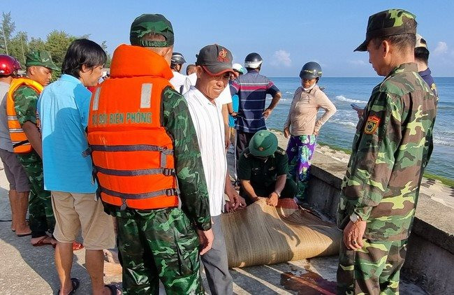 Hai học sinh ở Thừa Thiên Huế đuối nước khi tắm biển