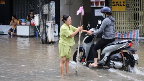 Cần Thơ: Nguy hiểm rình rập khi lưu thông trên đường ngập úng
