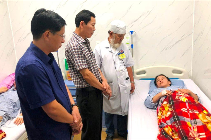 Lãnh đạo Tỉnh ủy Quảng Ngãi thăm, tặng quà hai nữ lao công bị bắn trong đêm
