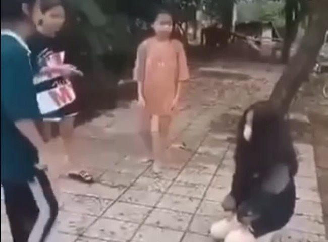 Nữ sinh lớp 7 bị nhóm bạn đánh đập và quay video