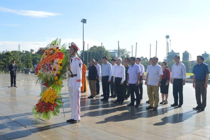 Nguyên Chủ tịch nước Nguyễn Minh Triết trồng cây lưu niệm tại Tượng đài Bác Hồ với các dân tộc Tây Nguyên