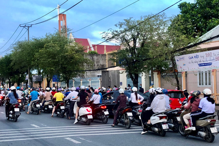 Mất an toàn giao thông từ việc đỗ xe đón con trước cổng trường
