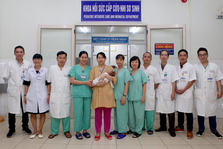 Cứu sống hai trẻ sơ sinh mắc bệnh nguy kịch bằng kỹ thuật lọc máu