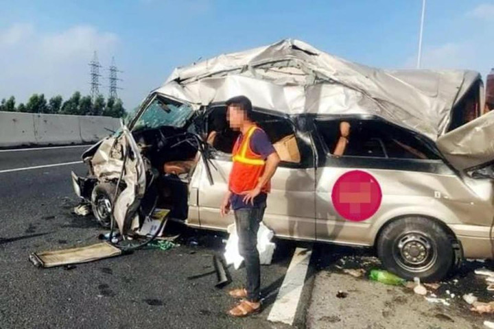 Ô tô nổ lốp, đâm vào hộ lan cao tốc