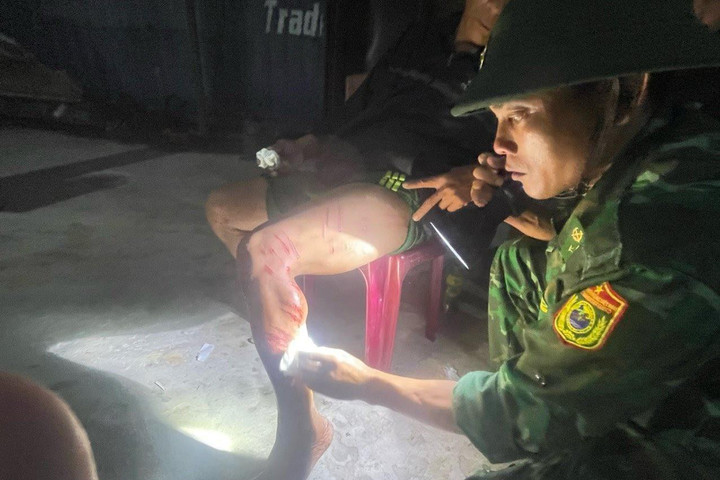 Cứu 03 ngư dân Quảng Ngãi bị chìm tàu trong đêm ở biển Quảng Bình