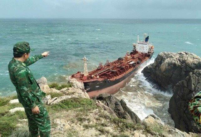Một tàu lạ trôi dạt vào bờ biển Quảng Nam