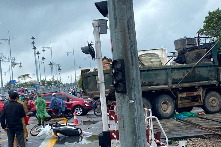 Va chạm giữa xe tải và xe máy, hai người thương vong
