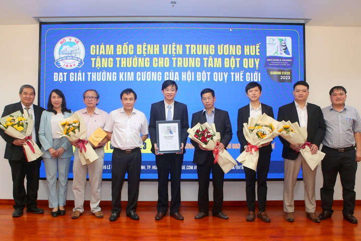 BVTW Huế được trao tặng giải thưởng kim cương của Hội đột quỵ thế giới