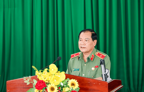 Thiếu tướng Nguyễn Văn Thuận tiếp xúc cử tri TP Cần Thơ
