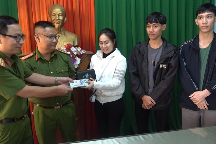 Nhặt được 100 triệu đồng, hai thanh niên trả lại cho người đánh rơi