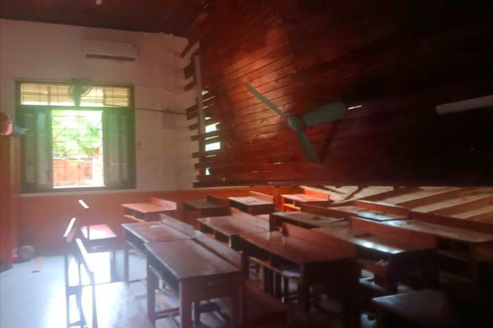 Trần gỗ lớp học bất ngờ đổ sập khiến nhiều học sinh bị thương
