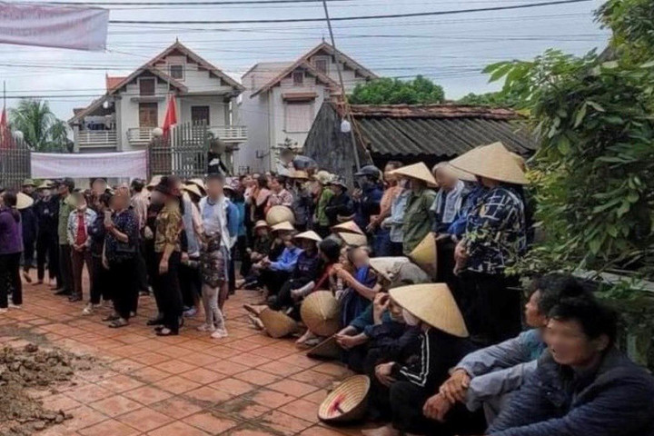 Nhóm đối tượng tập trung đông người, gây rối trước cổng UBND xã