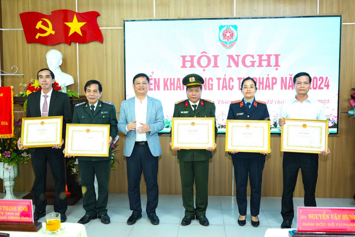 Văn phòng TAND tỉnh TT-Huế nhận Bằng khen của Chủ tịch UBND tỉnh TT-Huế 