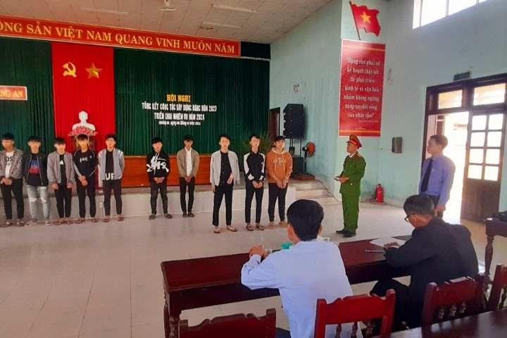 Hai nhóm hỗn chiến với hung khí nguy hiểm trước cổng trường