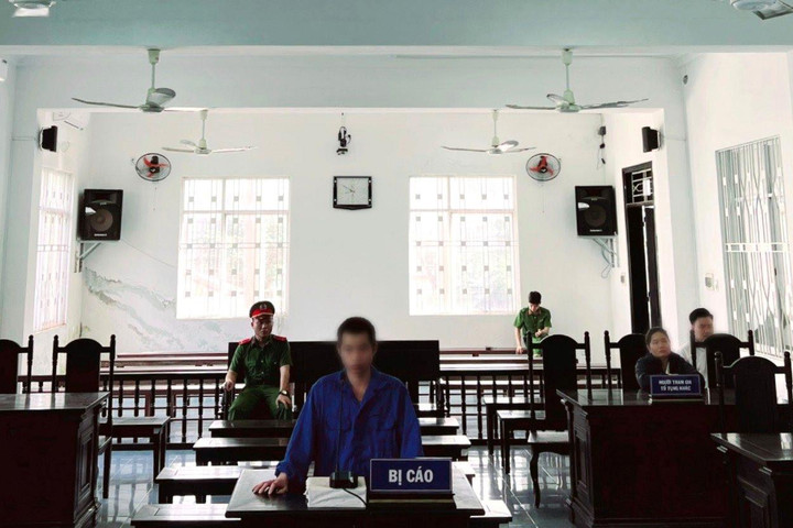 Thiếu tiền tiêu, đột nhập xe ô tô trộm nhẫn kim cương