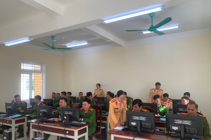 Khai giảng lớp tập huấn nghiệp vụ đăng ký xe