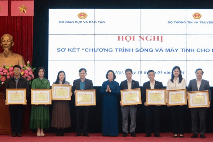 'Sóng và máy tính cho em' - Chương trình nhân văn, thiết thực